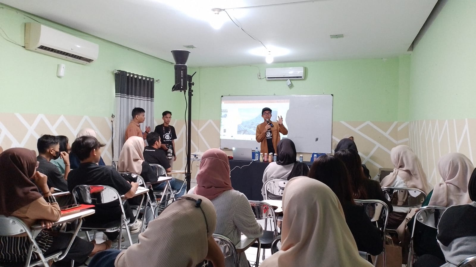 Mahasiswa Bisnis Digital POLGRI Antusias ikuti Workshop Fotografi