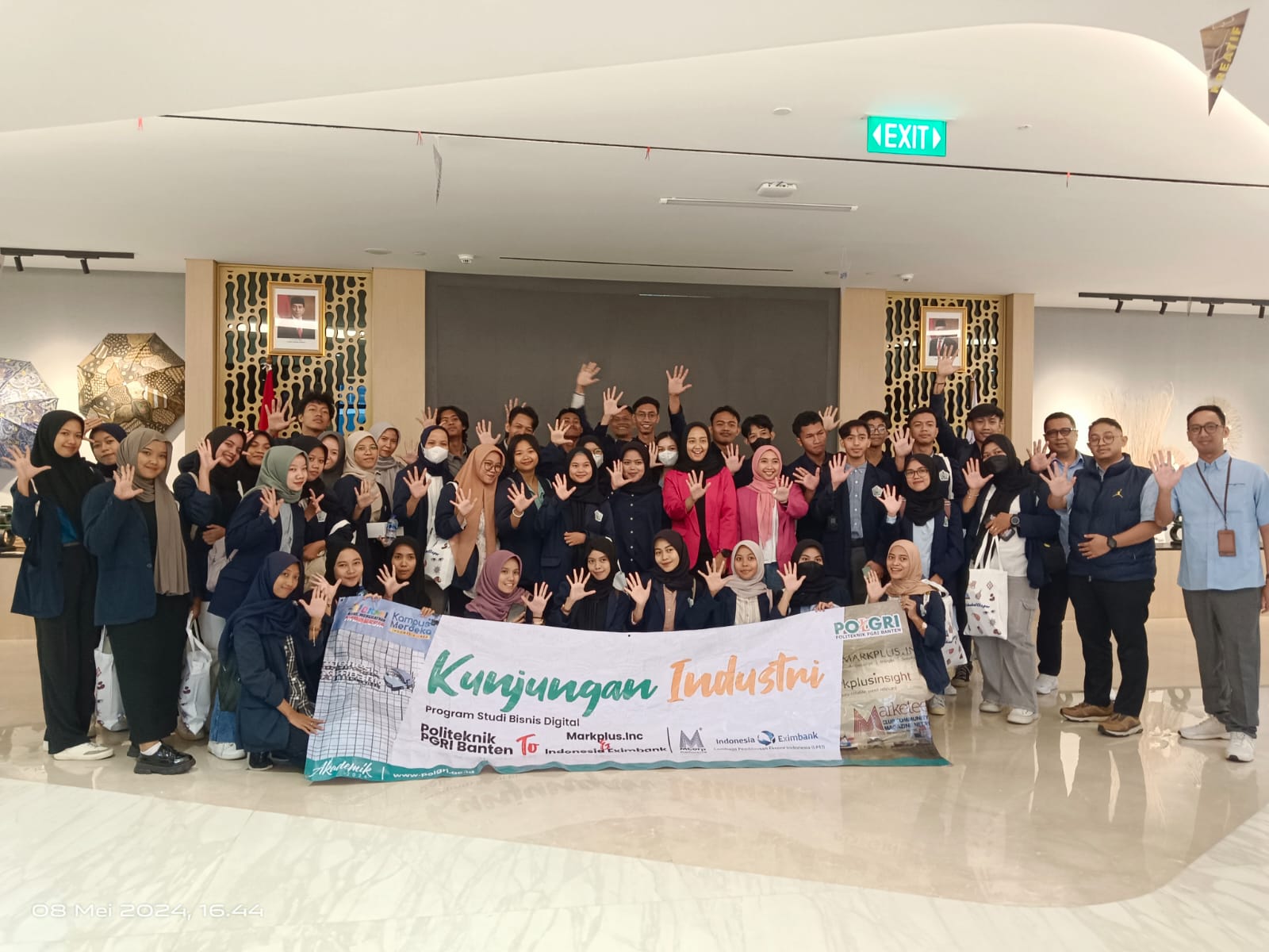 Kunjungan Industri Mahasiswa POLGRI Bisnis Digital ke Indonesia Eximbank dan Markplus, Inc