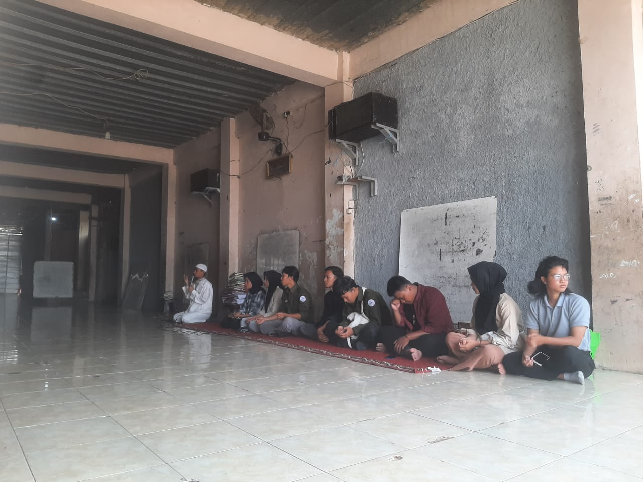 Doa bersama yatim dan piatu serta penyaluran bakti sosial peserta dan panitia PKKMB Politeknik PGRI Banten 2023