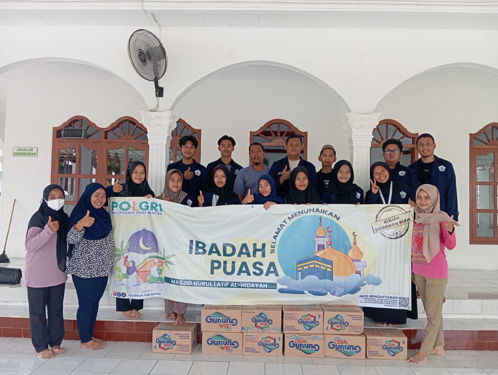 Sambut Ramadhan, Mahasiswa POLGRI Bersih – Bersih Masjid dan Donasi Air Mineral